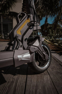 Dettaglio del monopattino elettrico DUALTRON TOGO dal basso