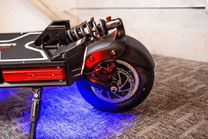 Monopattino elettrico DUALTRON X LIMITED visto da dietro con le luci accese