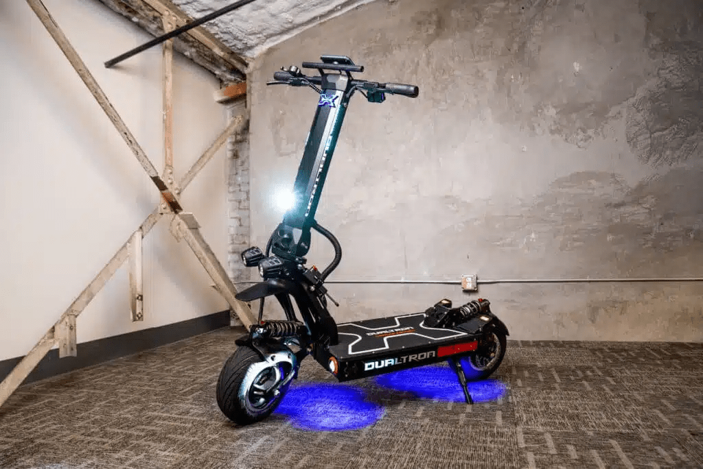 Monopattino elettrico DUALTRON X LIMITED visto di tre quarti con le luci accese al chiuso