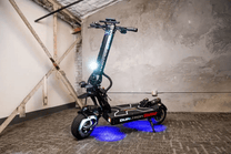 Monopattino elettrico DUALTRON X LIMITED visto di tre quarti con le luci accese al chiuso