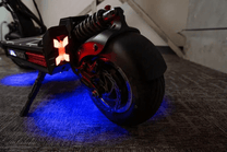 Ruota posteriore del DUALTRON X LIMITED con le luci accese