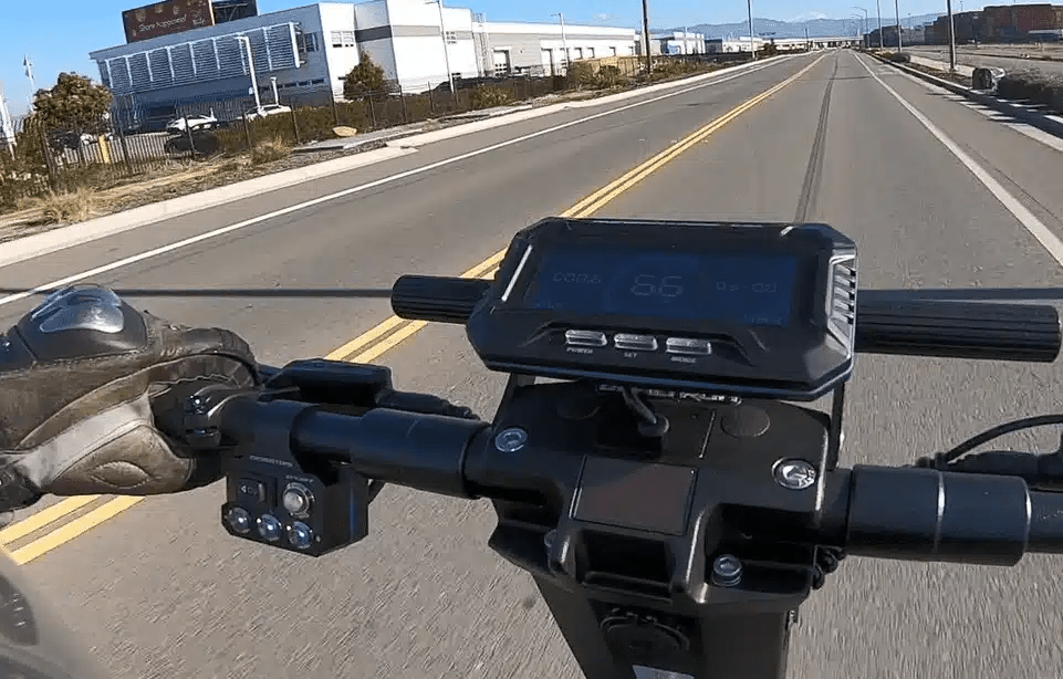 Manubrio del DUALTRON X LIMITED con display e comandi in una strada