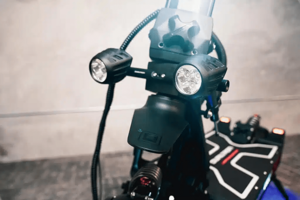 Faro anteriore del DUALTRON X LIMITED con le luci accese