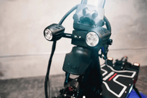 Faro anteriore del DUALTRON X LIMITED con le luci accese