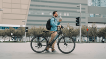 Uomo in piedi con la bici elettrica Duotts C29 Lite