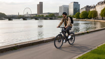 Uomo alla guida della bici elettrica Duotts C29 Max su strada