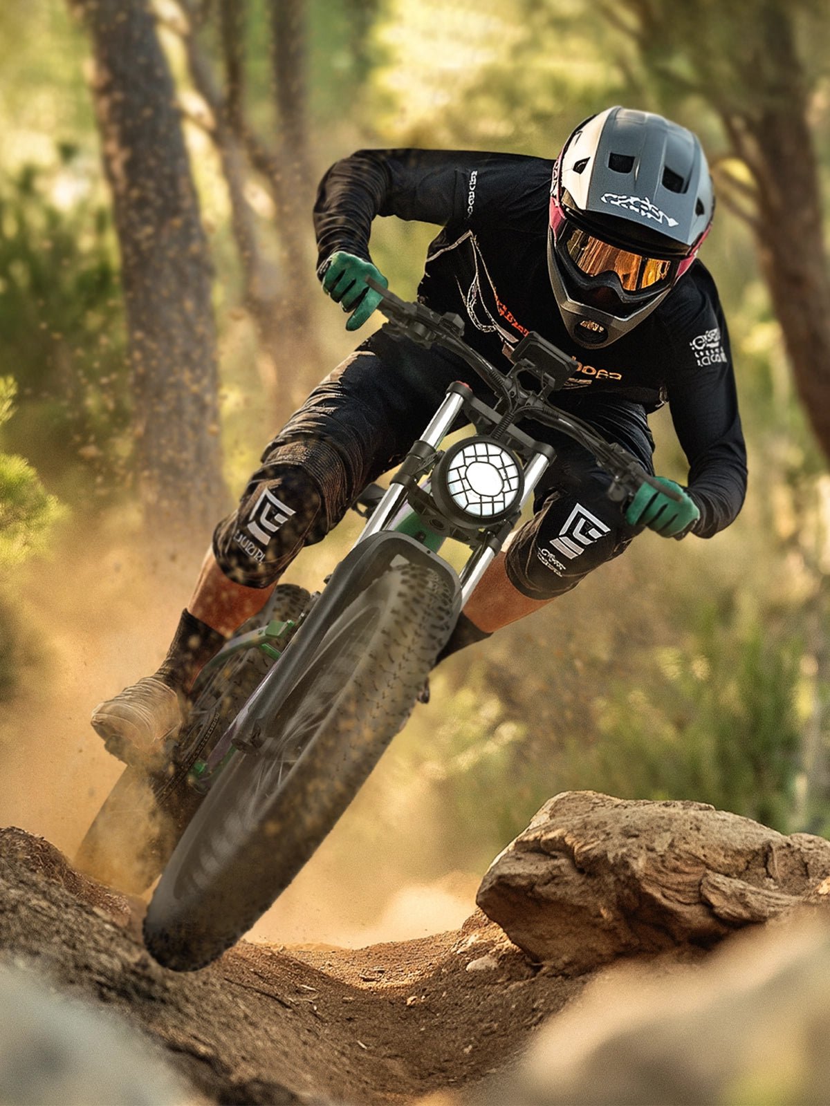 Pilota con la fat bike elettrica Duotts E26 in fuoristrada