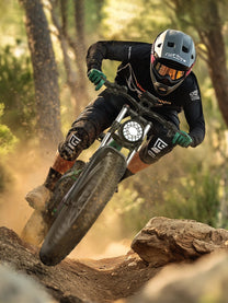 Pilota con la fat bike elettrica Duotts E26 in fuoristrada