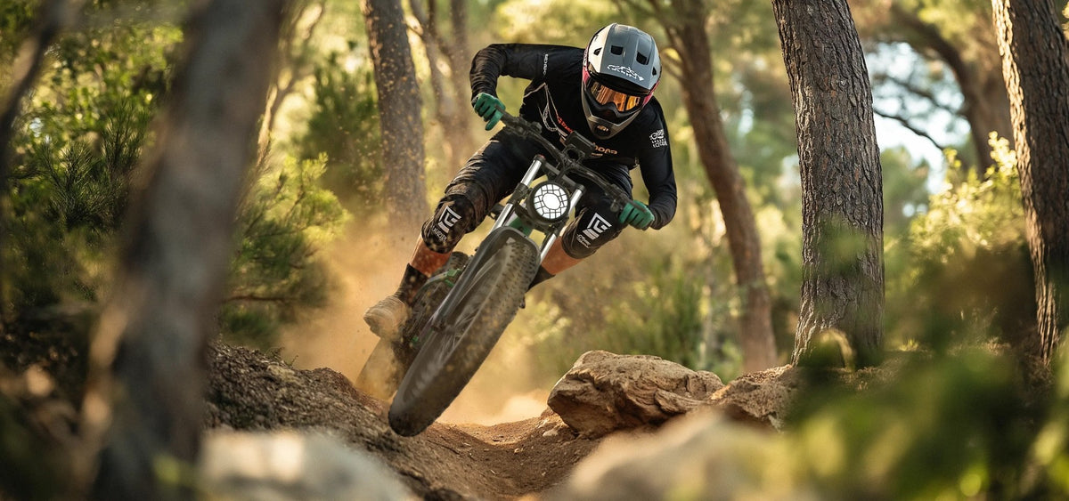 Pilota con la fat bike elettrica Duotts E26 in fuoristrada