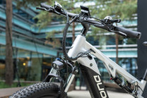 Persona alla guida della mountain bike elettrica Duotts E29 in città