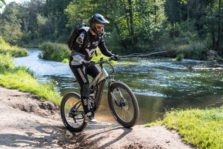 Uomo alla guida della mountain bike elettrica Duotts E29 nel bosco