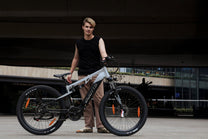 Uomo in piedi con la mountain bike elettrica Duotts E29