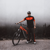 Uomo in piedi con la mountain bike elettrica Duotts E29
