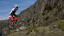 Pilota con la mountain bike elettrica Duotts E29 in fuoristrada in montagna