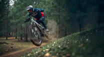 Pilota con la mountain bike elettrica Duotts E29 in fuoristrada