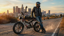 Uomo in piedi con la fat bike elettrica Duotts F20 su strada