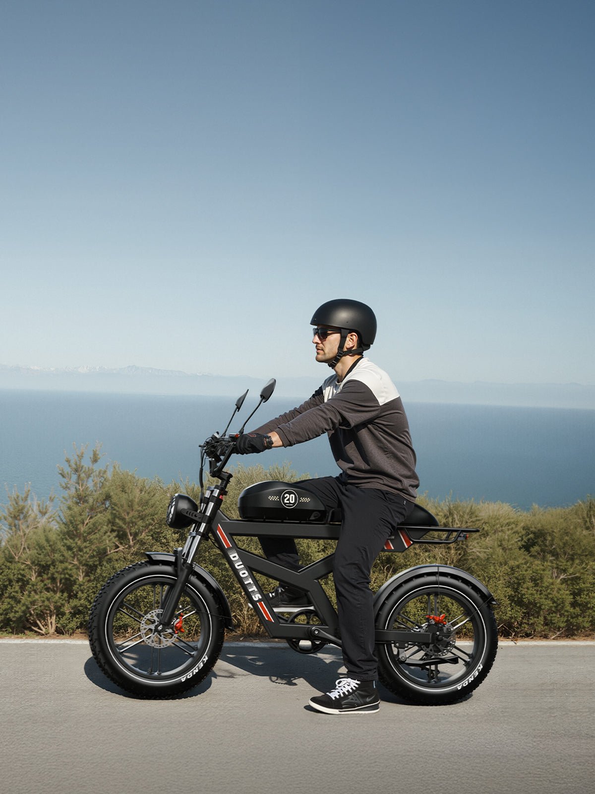 Uomo alla guida della fat bike elettrica Duotts F20 su strada