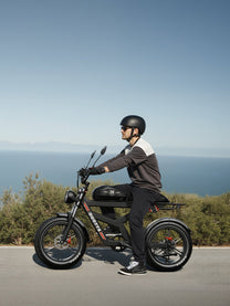 Uomo alla guida della fat bike elettrica Duotts F20 su strada