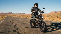 Uomo alla guida della fat bike elettrica Duotts F20 su strada