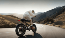 Uomo alla guida della fat bike elettrica Duotts F20 su strada
