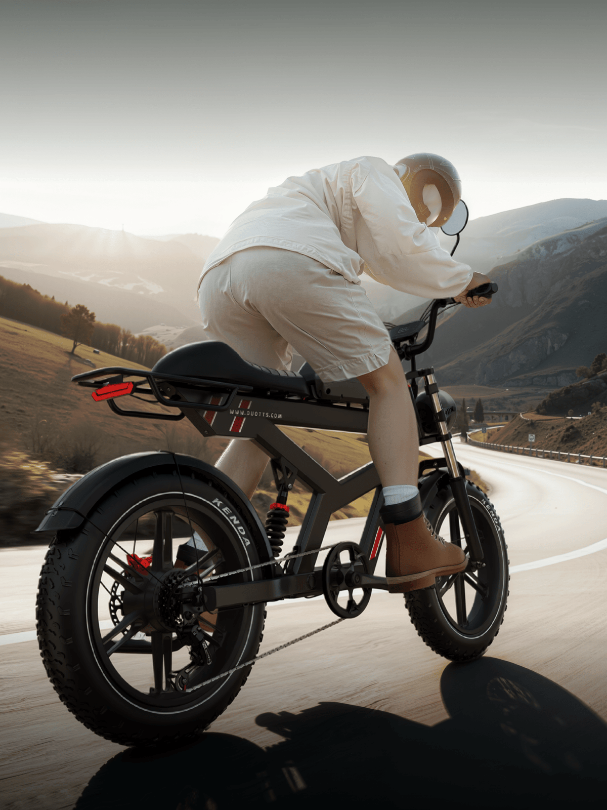 Pilota che salta con la fat bike elettrica Duotts F20