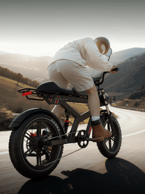 Pilota che salta con la fat bike elettrica Duotts F20