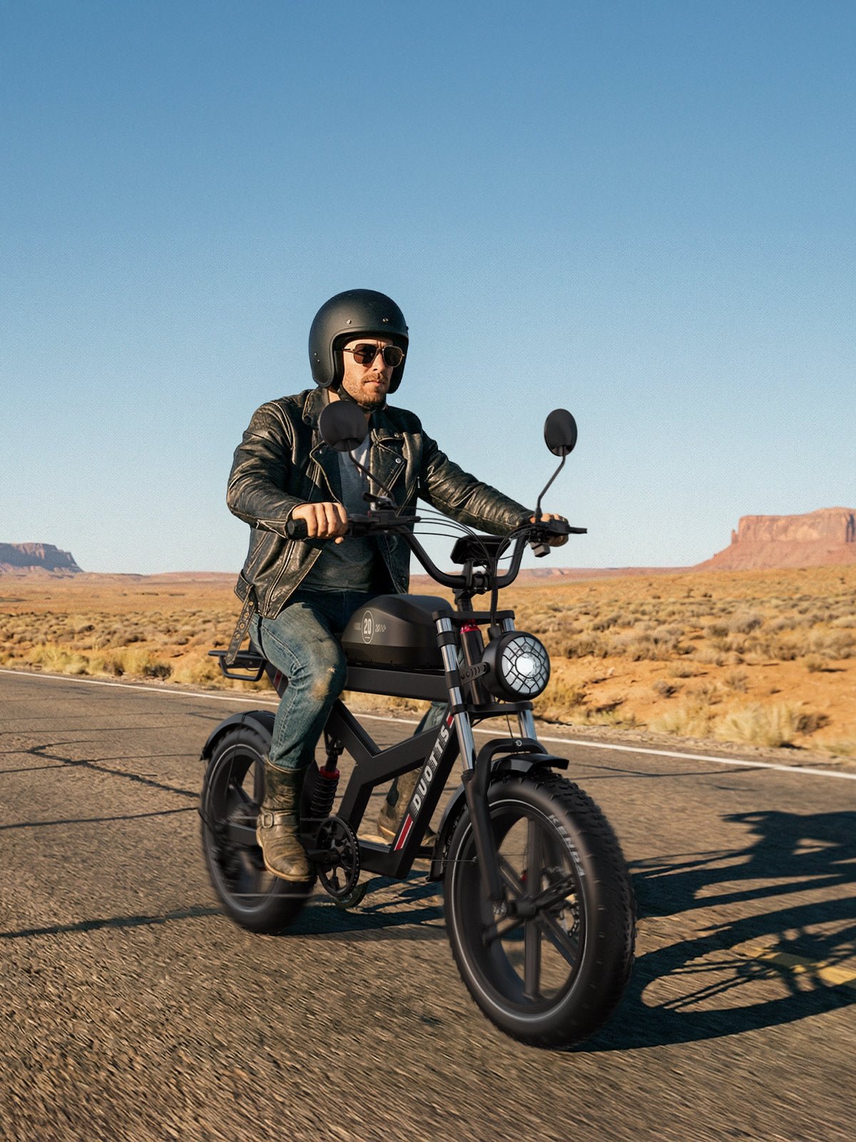 Uomo alla guida della fat bike elettrica Duotts F20 su strada