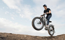 Pilota che salta con la fat bike elettrica Duotts F26 Lite
