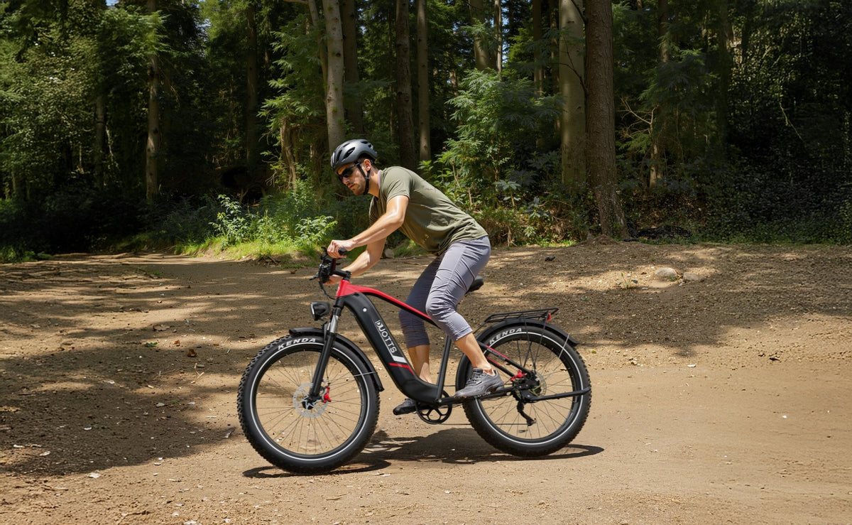 Uomo alla guida della fat bike elettrica Duotts F26 Lite su un vialetto