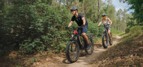 Due persone con la fat bike elettrica Duotts F26 Lite nel bosco