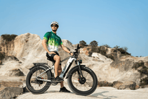 Pilota con la fat bike elettrica Duotts F26 in fuoristrada