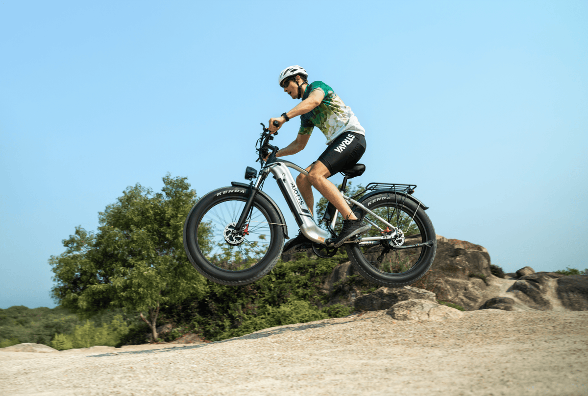 Pilota con la fat bike elettrica Duotts F26 in fuoristrada
