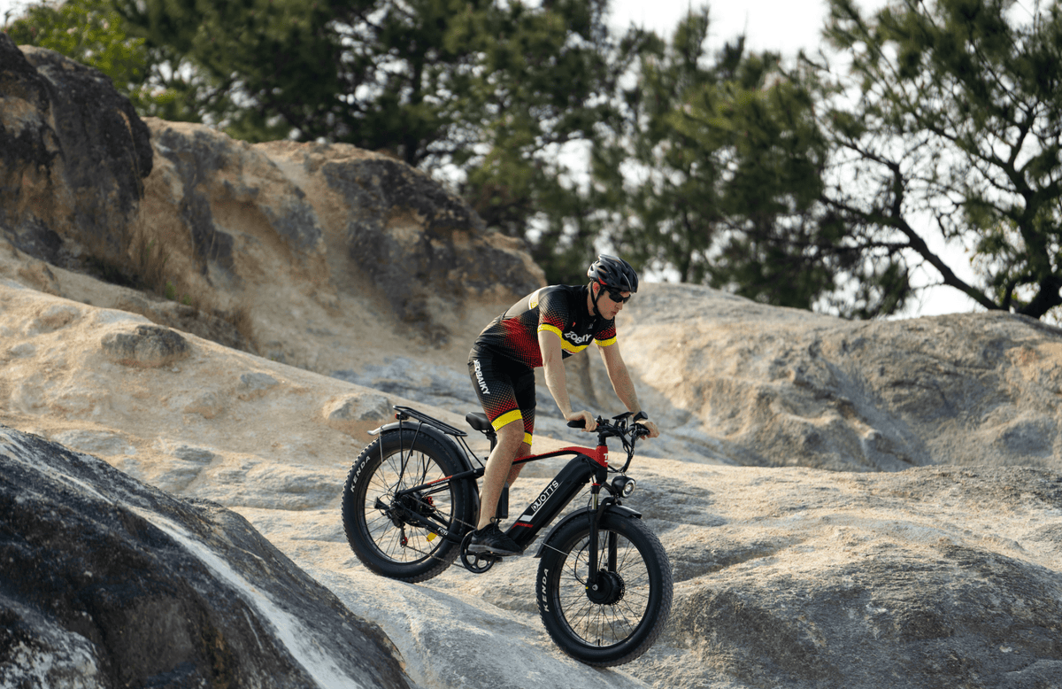 Pilota con la fat bike elettrica Duotts F26 in fuoristrada