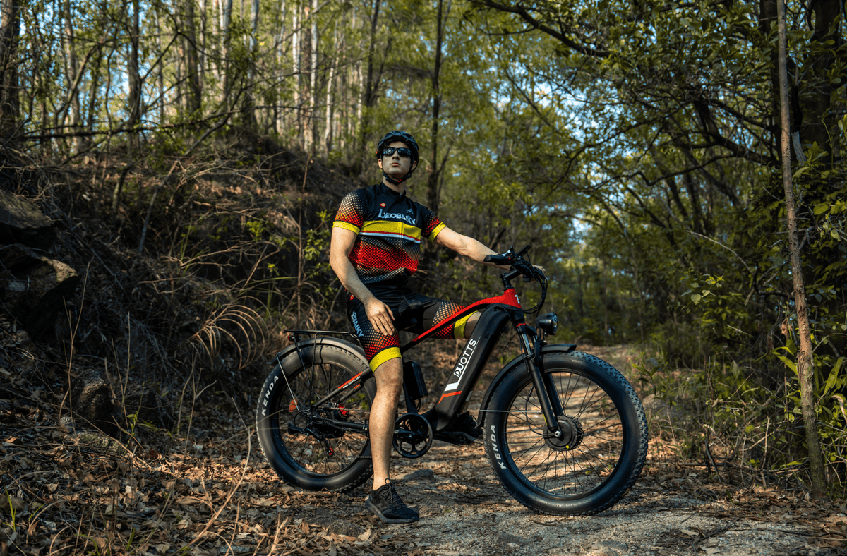 Pilota con la fat bike elettrica Duotts F26 in fuoristrada nel bosco
