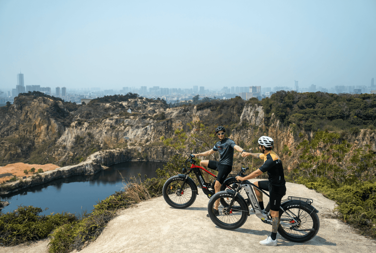 Due persone con la fat bike elettrica Duotts F26