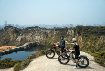 Due persone con la fat bike elettrica Duotts F26