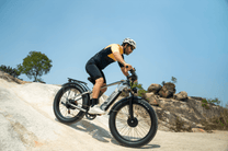 Pilota con la fat bike elettrica Duotts F26 in fuoristrada