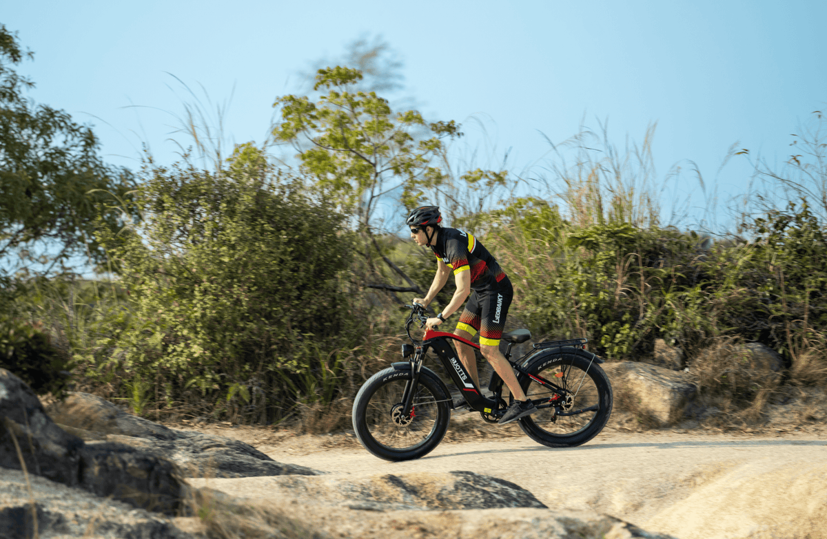 Pilota con la fat bike elettrica Duotts F26 in fuoristrada