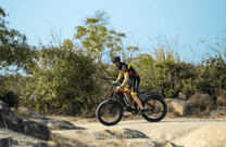Pilota con la fat bike elettrica Duotts F26 in fuoristrada
