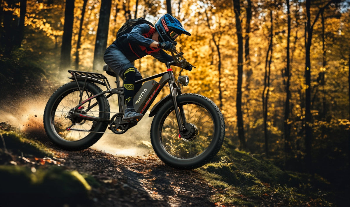 Pilota con la fat bike elettrica Duotts S26 in fuoristrada nel bosco