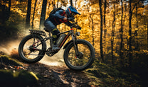 Pilota con la fat bike elettrica Duotts S26 in fuoristrada nel bosco