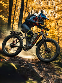 Pilota con la fat bike elettrica Duotts S26 in fuoristrada nel bosco