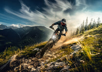 Pilota con la fat bike elettrica Duotts S26 in fuoristrada in montagna