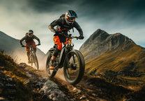 Pilota con la fat bike elettrica Duotts S26 in fuoristrada in montagna