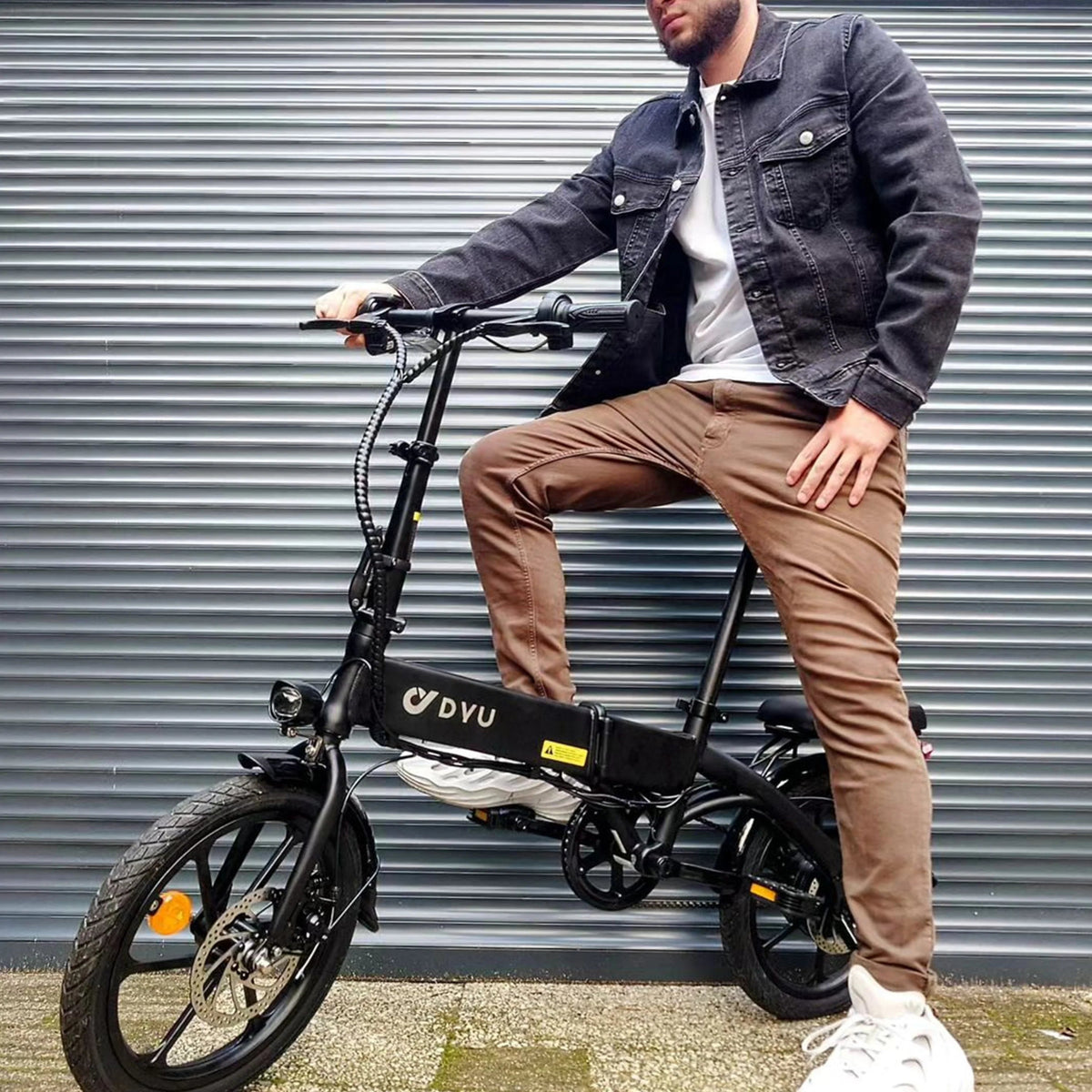 Uomo in piedi con la bici elettrica pieghevole DYU A1F Pro