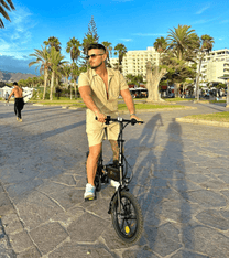 Uomo in piedi con la bici elettrica pieghevole DYU A1F Pro in città