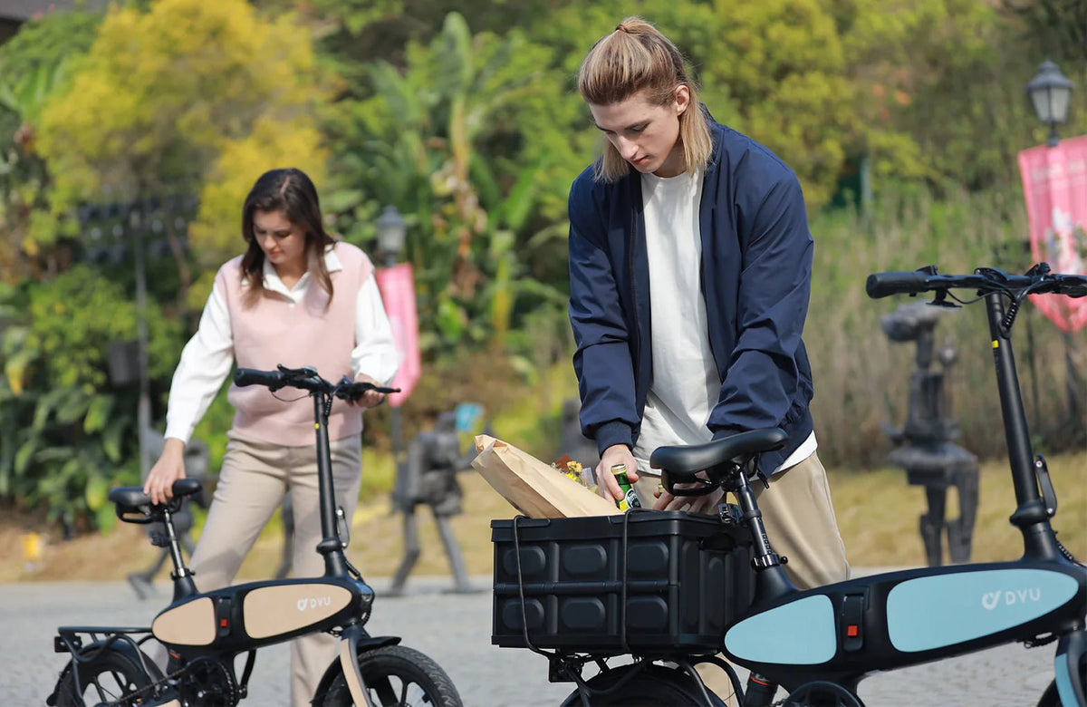 Due persone con la bici elettrica pieghevole DYU C2 in città