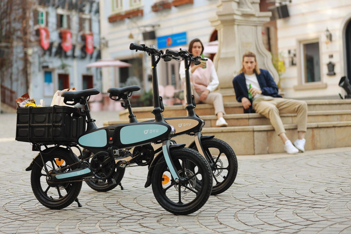 Due persone con la bici elettrica pieghevole DYU C2 in città
