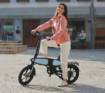 Donna in piedi con la bici elettrica pieghevole DYU C2 in città
