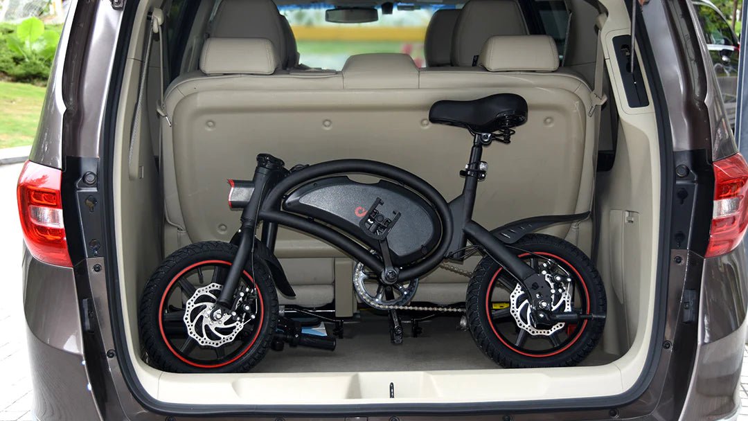 Bici elettrica pieghevole DYU D3S piegata nel bagagliaio